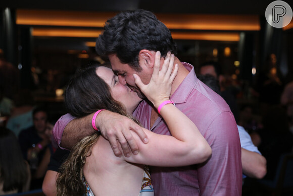 Thiago Lacerda e Vanessa Lóes trocam beijos apaixonados durante a festa
