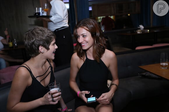 Isabella Santoni e Bianca Muller, intérpretes de Letícia e Ana Luíza na novela 'A Lei do Amor', se encontram na festa de Thiago Lacerda