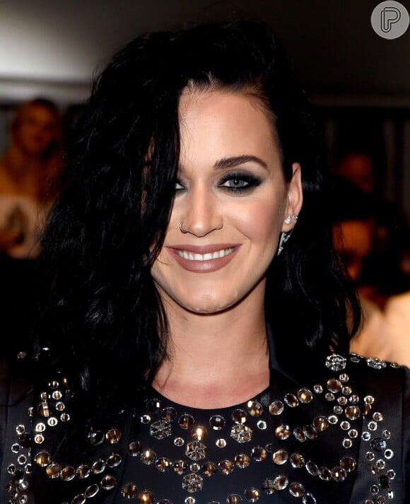 Katy Perry com seu tom de cabelo mais usual, o preto, mas dessa vez, em um corte na altura dos ombros, em junho de 2016