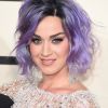 Katy Perry no Grammy Award, em fevereiro de 2015, com o cabelo curtinho pintado de roxo e cinza