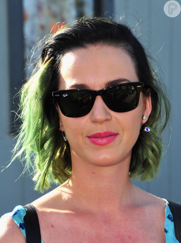 Katy Perry com o cabelo verde, usado para ir ao festival de musica Coachella, em abril de 2014