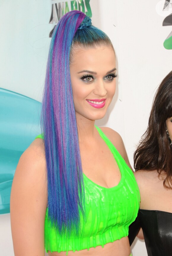 Katy Perry com mechas em tons de azul e roxo para o Kids' Choice Awards em março de 2012