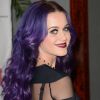 Katy Perry pintou o cabelo de roxo e deixou alongou os fios em maio de 2012