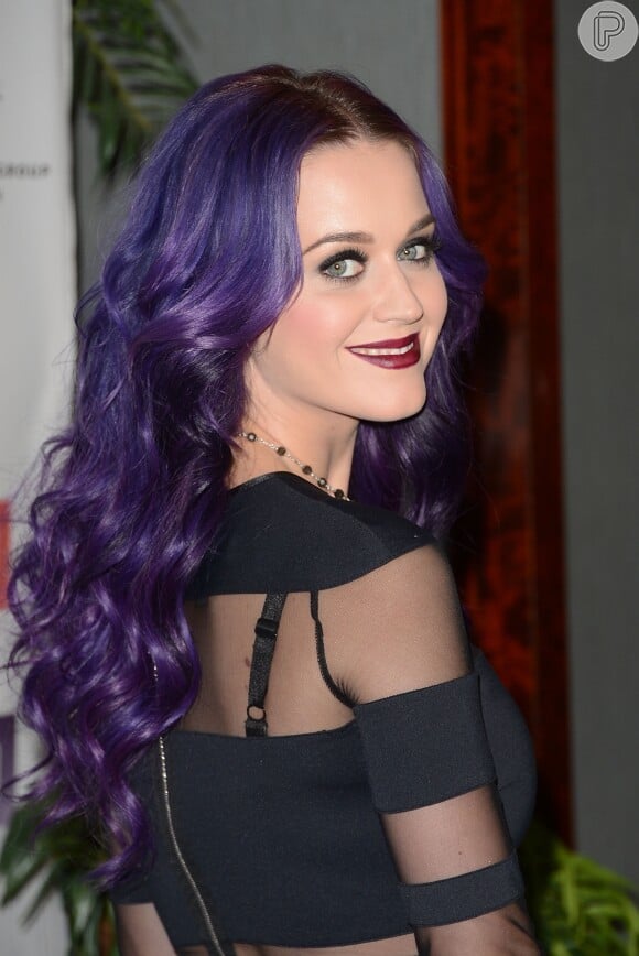 Katy Perry pintou o cabelo de roxo e deixou alongou os fios em maio de 2012