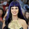 Katy Perry com mechas roxas sobrepondo os fios pretos longos. Ela também usou a franja reta e curta para ir à premiação no Canadá, em junho de 2012