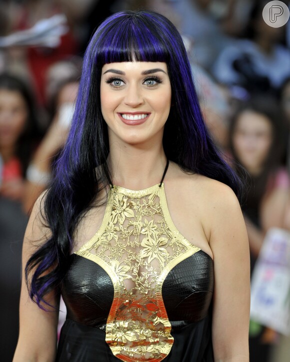 Katy Perry com mechas roxas sobrepondo os fios pretos longos. Ela também usou a franja reta e curta para ir à premiação no Canadá, em junho de 2012