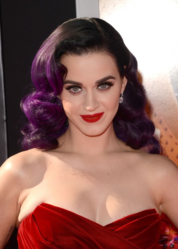 Katy Perry já usou o cabelo curto com um roxo mais vibrante para ir em uma première de seu filme 'Part Of Me', em julho de 2012