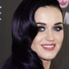 Katy Perry com o cabelo roxo, mas desta dez, em um tom mais fechado. O visual foi apresentado em uma première de seu filme 'Part Of Me', na Austrália, em junho de 2012