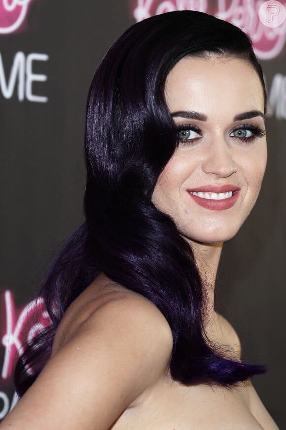 Katy Perry com o cabelo roxo, mas desta dez, em um tom mais fechado. O visual foi apresentado em uma première de seu filme 'Part Of Me', na Austrália, em junho de 2012