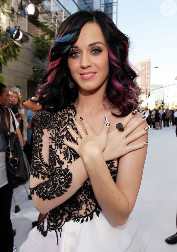 Katy Perry com o cabelo na altura dos ombros e mechas coloridas no MTV Music Awards, que aconteceu no dia 12 de setembro de 2010
