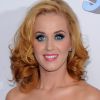 Katy Perry fez uma mudança radical ao pintar o cabelo de loiro com um tom puxado para o ruivo nas pontas. O look foi usado em uma premiere do filme 'Os Smurfs', no dia 24 de julho de 2011