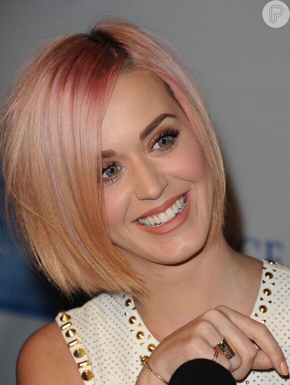 Katy Perry com o cabelo degrâde em tons de rosa e coral, em dezembro de 2011