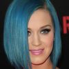 Katy Perry também já usou o corte chanel de bico, pintado em um degradê de azul, em fevereiro de 2011