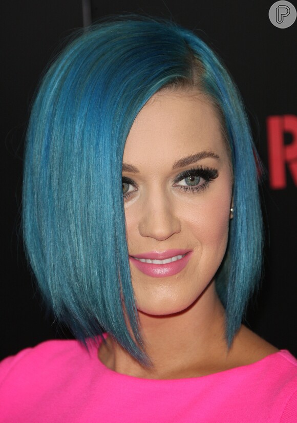 Katy Perry também já usou o corte chanel de bico, pintado em um degradê de azul, em fevereiro de 2011