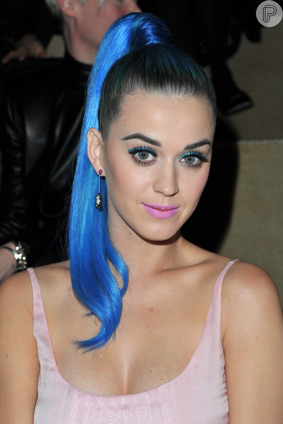 Katy Perry é fã de cabelo azul e escolheu um tom royal para ir ao Paris Fashion Week em março de 2012
