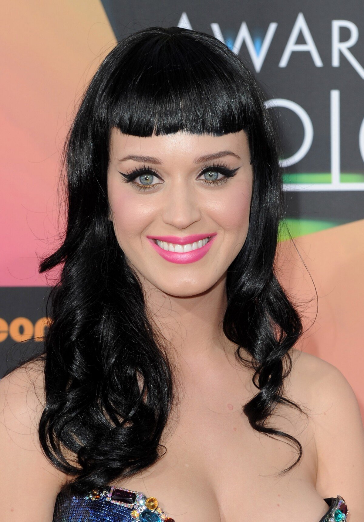 Foto: Katy Perry em março de 2014, usando o cabelo preto em um corte chanel,  acompanhado de uma franja - Purepeople