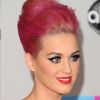 Com os cabelos na cor de rosa, Katy Perry investiu no tom em um penteado moderno para ir ao American Music Awards, em 2011