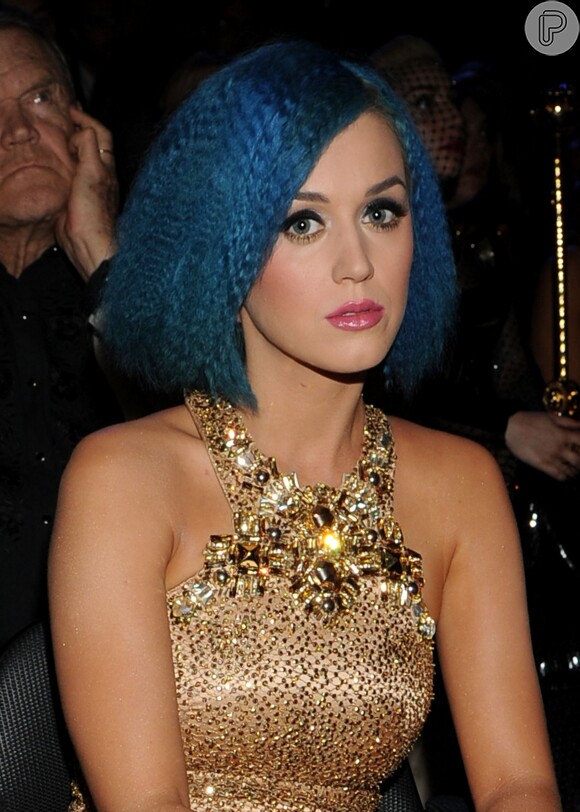Inovar é com ela mesma! No Grammy de 2012, Katy Perry adotou frizz aos cabelos exibindo um visual moderno e descolado