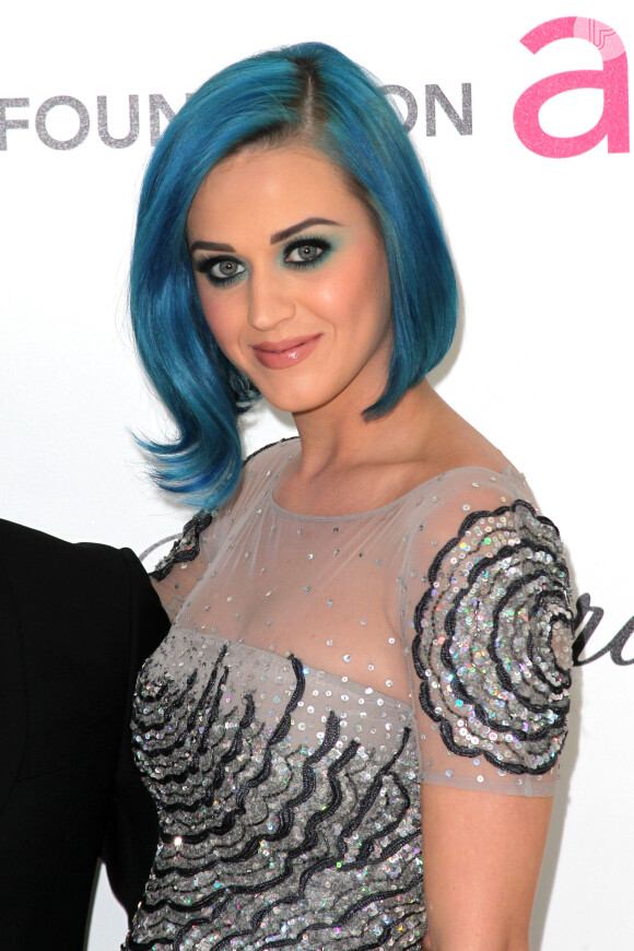 Com os cabelos um pouco maiores, Katy Perry manteve o tom azul dos fios e adotou um corte assimétrico com um lado mais comprido que o outro