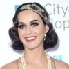 Com a cor dos cabelos um pouco mais escura, Katy Perry apostou em penteados inspirados na moda antiga para ir a eventos e premiações