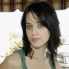No início de sua carreira, ainda em 2004, Katy Perry exibia cabelos no tom natural com um corte desfiado e franja