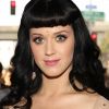 Em 2010, Katy Perry voltou a exibir os cabelos mais cumpridos com cachos pelo comprimento, mas manteve a franjinha reta