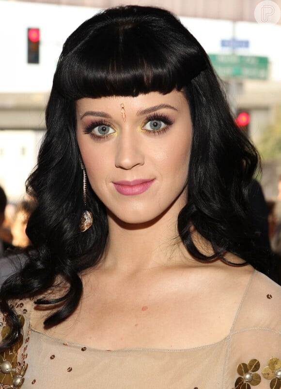Em 2010, Katy Perry voltou a exibir os cabelos mais cumpridos com cachos pelo comprimento, mas manteve a franjinha reta