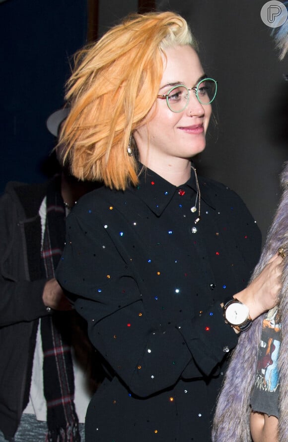 Katy Perry apareceu com as raízes platinadas, que vão escurecendo para um loiro-laranja-queimado no aniversário do namorado, Orlando Bloom