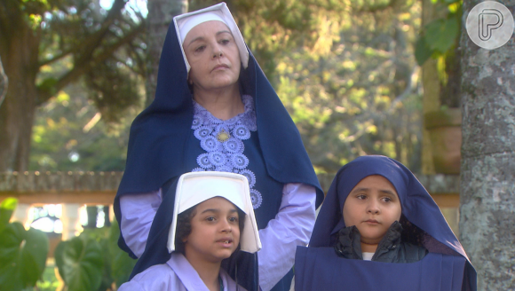 Madre Superiora (Eliana Guttman) flagra algumas crianças vestidas de freira, caçoando delas,  no capítulo que vai ao ar na quarta-feira, dia 25 de janeiro de 2017, na novela 'Carinha de Anjo'