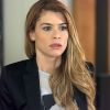 Diana (Alinne Moraes) fica chocada ao encontrar notícias sobre a prisão e fuga de Júlia (Nathália Dill), na novela 'Rock Story'