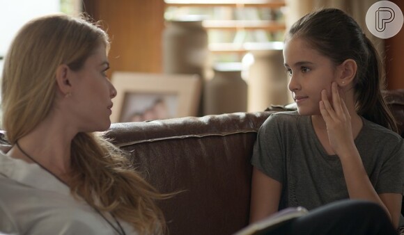 Chiara (Lara Cariello) comenta com Diana (Alinne Moraes) que 'Lorena' (Nathália Dill) tem uma irmã chamada 'Júlia', na novela 'Rock Story'