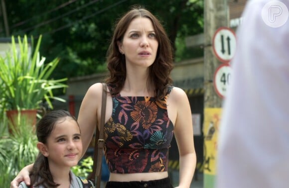 Chiara (Lara Cariello) estranha quando Alex (Caio Paduan) chama a bailarina de Júlia (Nathália Dill), na novela 'Rock Story'