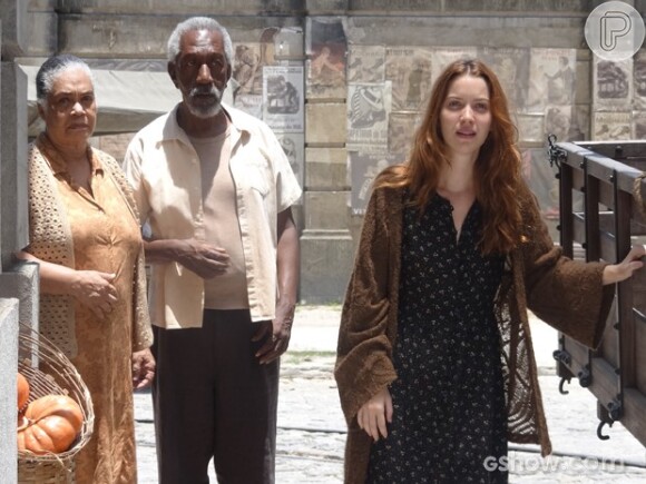 Manfred (Carmo Dalla Vecchia) vê Silvia (Nathalia Dill) andando pelas ruas do Rio de Janeiro, em cena de 'Joia Rara'