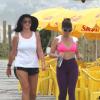 Giovanna Antonelli caminha pela orla da praia da Barra da Tijuca com uma amiga, nesta quarta-feira, 9 de janeiro de 2013