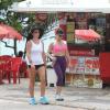 Giovanna Antonelli caminha na praia da Barra da Tijuca, na zona oeste do Rio