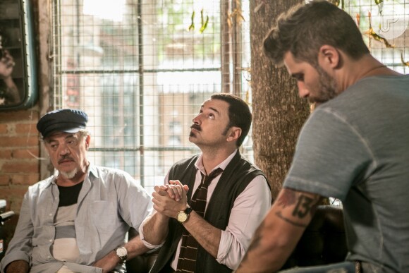 Mario (Bruno Gagliasso) convoca uma reunião com Patrick (Jean Pierre Noher), Damasceno (Emilio Orciollo Neto) e Ralf (Henri Castelli), no estúdio de tatuagem, na novela 'Sol Nascente'