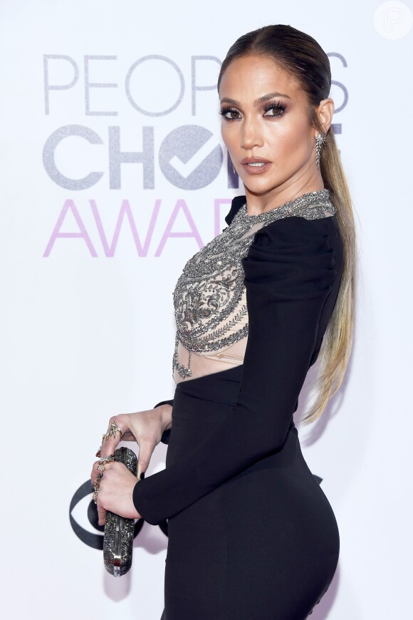 Jennifer Lopez de Reem Acra no People's Choice Awards, em Los Angeles, nos Estados Unidos, na noite desta quarta-feira, 18 de janeiro de 2017