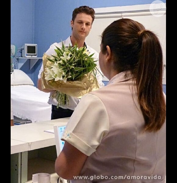 Assim que Perséfone decidiu se separar de Daniel (Rodrigo Andrade), Vanderlei começou a investir na enfermeira