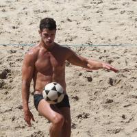 José Loreto exibe barriga sarada ao jogar futevôlei na praia, no Rio de Janeiro