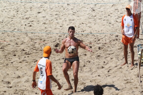 José Loreto jogou futevôlei com outros jogadores na praia da Barra, no Rio de Janeiro
