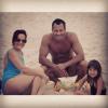 Malvino Salvador é pai de Sofia, de 4 anos, fruto de um relacionamento anterior. Na foto, ele aparece com a menina e a mãe dele, Maria Amélia: 'Família no Rio! Praiaaaaa'