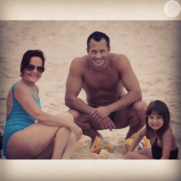 Malvino Salvador é pai de Sofia, de 4 anos, fruto de um relacionamento anterior. Na foto, ele aparece com a menina e a mãe dele, Maria Amélia: 'Família no Rio! Praiaaaaa'