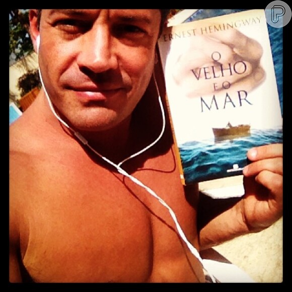 O ator costuma indicar algumas leituras aos seus seguidores do Instagram. Na ocasião ele sugere o livro 'O Velho e o Mar', de Ernest Hemingway: 'Antes de ir ao trabalho... Uma ótima leitura!