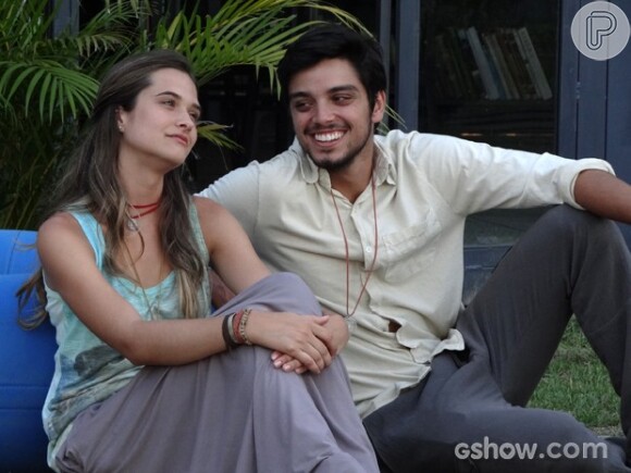 Marlon (Rodrigo Simas) beija Lili (Juliana Paiva), em 'Além do Horizonte'