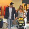 Luciano Szafir com a mulher, Luhanna Melloni, e o filho do casal, David, no aeroporto Santos Dumont, no Rio de Janeiro