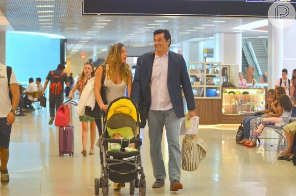 Luciano Szafir no aeroporto Santos Dumont, no Rio de Janeiro, com a mulher, Luhanna Melloni, e o filho do casal, David, nesta sexta-feira, 31 de janeiro de 2014