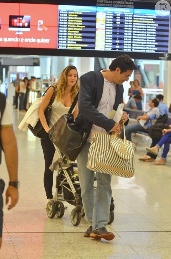 Luciano Szafir embarcou nesta sexta-feira, 31 de janeiro de 2014, com a mulher, Luhanna Melloni, e o filho do casal, David, no aeroporto Santos Dumont, no Rio de Janeiro