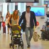 Luciano Szafir com a mulher, Luhanna Melloni, e o filho do casal, David no aeroporto Santos Dumont, no Rio de Janeiro