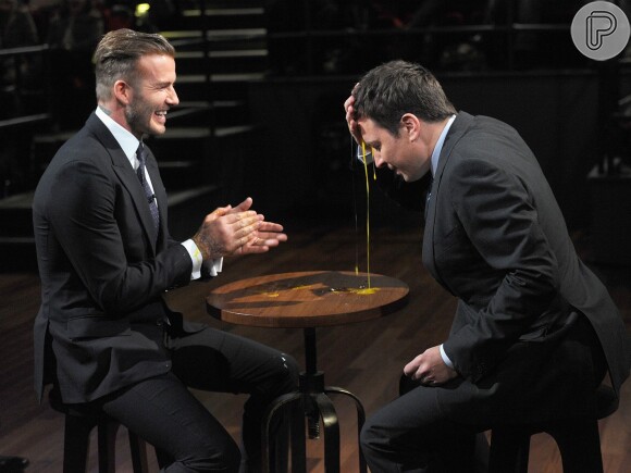 David Beckham aplaude o apresentador, inconsolável com a sujeira no rosto