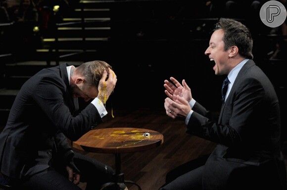 David Beckham quebra um ovo na própria cabeça durante participação do programa 'Late Night With Jimmy Fallon', exibido na noite desta sexta-feira, 31 de janeiro de 2014